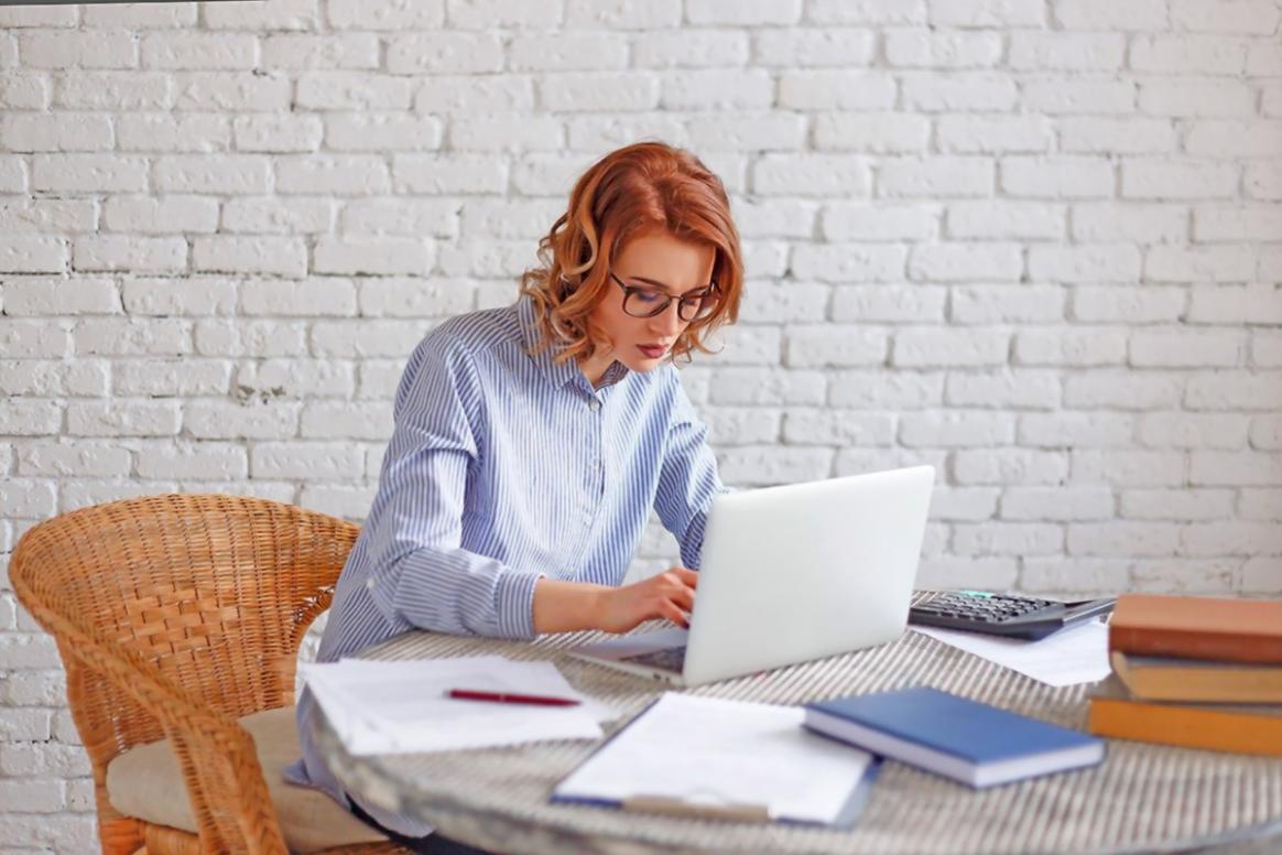 Entrepreneur travaillant sur sa stratégie commerciale