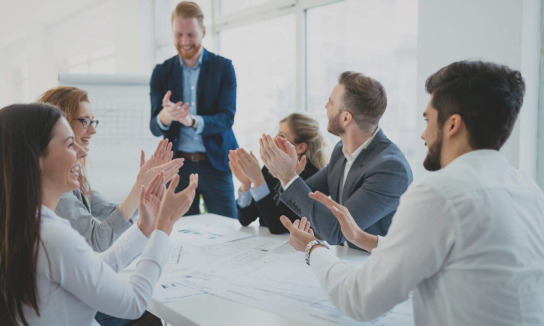 Session de formation entrepreneuriale en action avec participants engagés